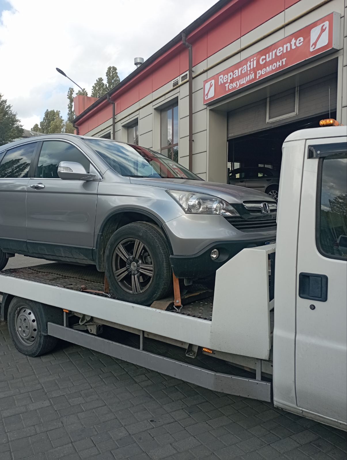 Evacuator și camion de remorcare